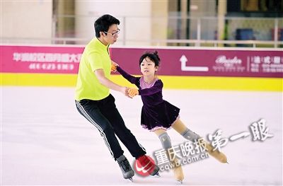 路迎賓輔導(dǎo)小女孩。（《重慶晚報》/冉文