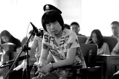 昨天，張郅當(dāng)庭陳述犯罪經(jīng)過(guò)。（《京華時(shí)報(bào)》/徐曉帆