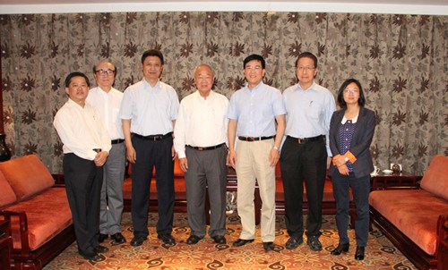 劉方會主任會見丹斯里林玉唐(中)。