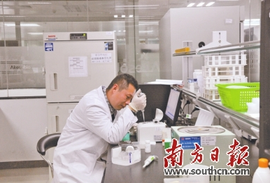 康方醫(yī)藥科技有限公司的,科研人員正在做實(shí)驗(yàn)。(《南方日報(bào)》/王云