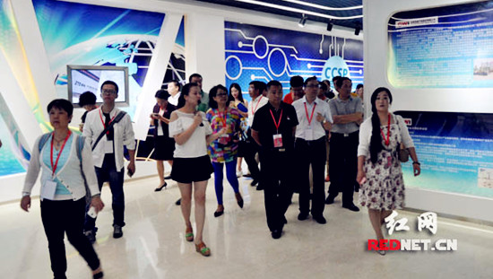 200余名僑領(lǐng)僑商分兩路來到長沙高新區(qū)和經(jīng)開區(qū)考察走訪相關(guān)企業(yè)。