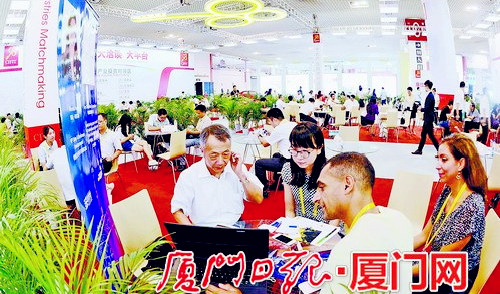 參加廈洽會(huì)的客商進(jìn)行對接洽談。(黃曉珍