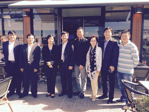 王紅副總領(lǐng)事(左3)與陳定國(左5)和代表團(tuán)一行合影留念。(法國《歐洲時報(bào)》)