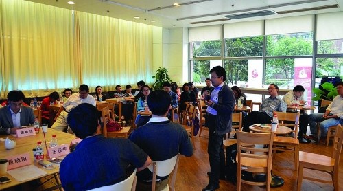 科技界海歸們討論回國工作情況。(徐璘