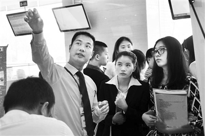 湖南長(zhǎng)沙分會(huì)場(chǎng),應(yīng)聘者聽(tīng)取企業(yè)負(fù)責(zé)人介紹招聘崗位情況。(紅網(wǎng)/黎鑫