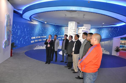 考察團一行考察昆山市改革開放成果展