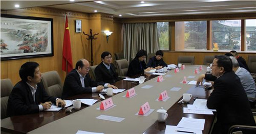 王華主任聽取貢毅博士對餐飲企業(yè)合作方案的介紹