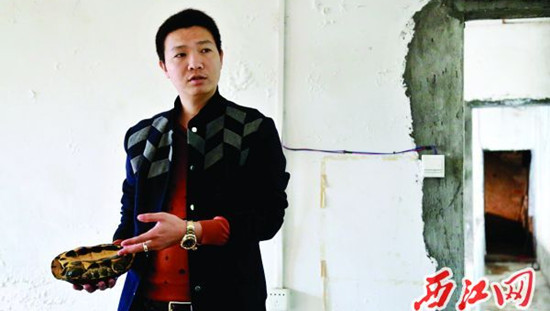 吳國政正在介紹烏龜?shù)钠贩N和習(xí)性(胡建榮