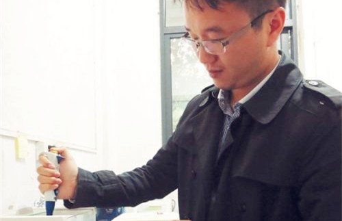 王清清利用實驗室設備調配液體創(chuàng)可貼。