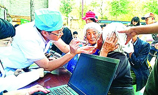 楊森參加四川省口腔惠民義診活動