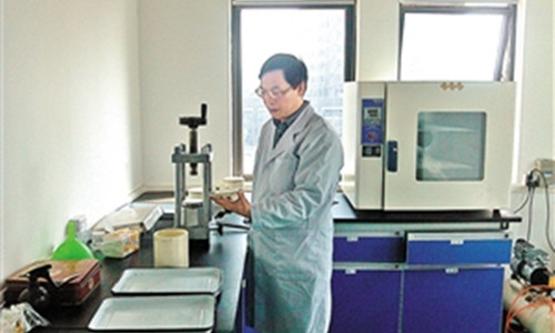 繆錫根在公司實(shí)驗室調(diào)試設(shè)備。