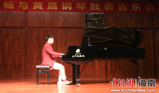 小鋼琴演奏者動情表演。