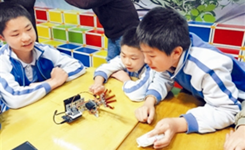 海歸創(chuàng)客教小學(xué)生制造機(jī)器人(深圳晚報(bào)記者