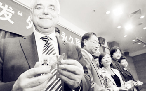 一批外國友人喜獲夢寐以求的中國綠卡。