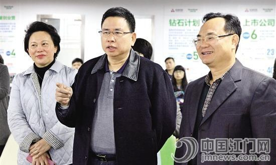 15日,毛榮楷來到高新區(qū)(江海區(qū))火炬大廈的啟迪之星孵化基地實地調研