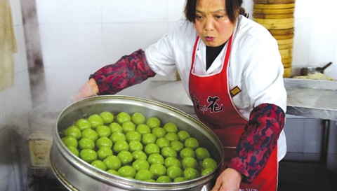 制作清明美食與孤老分享