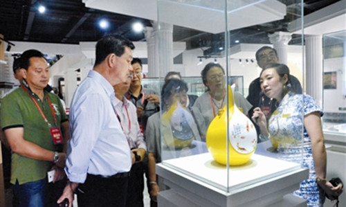 海外僑領(lǐng)、僑商在通明瓷愛谷分會場參觀(深圳僑報記者