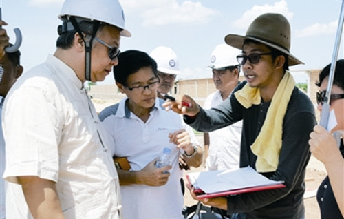 深圳僑務(wù)代表團(tuán)調(diào)研深圳“走出去”企業(yè)傲視公司項目。(王靜
