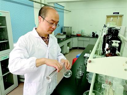 歐陽暉博士在實驗室。