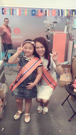 中國(guó)僑網(wǎng)徐麗敏在僑博會(huì)上和來(lái)訪的小朋友合影