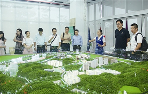 海歸培訓(xùn)班學(xué)員參觀南方科技大學(xué)。深圳僑報(bào)記者