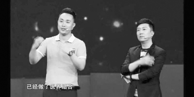 張凱(左)正在參加央視《創(chuàng)業(yè)英雄匯》節(jié)目錄制