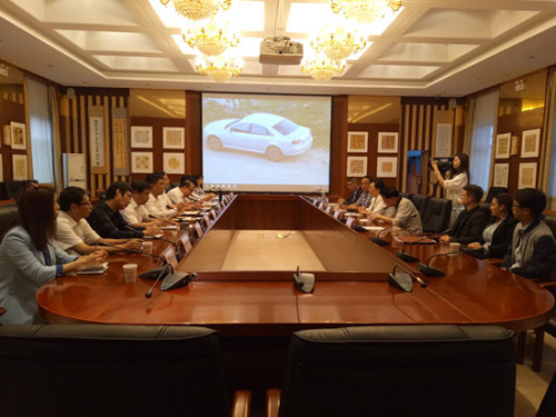 匈牙利華僑樊賽光回家鄉(xiāng)山西陽泉推介環(huán)保項(xiàng)目。