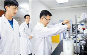 林海暉在實驗室測試新材料。