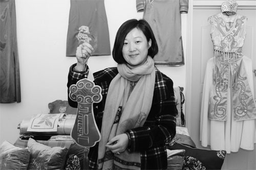 冬蘭展示自己設(shè)計制作的錫伯族特色飾品。