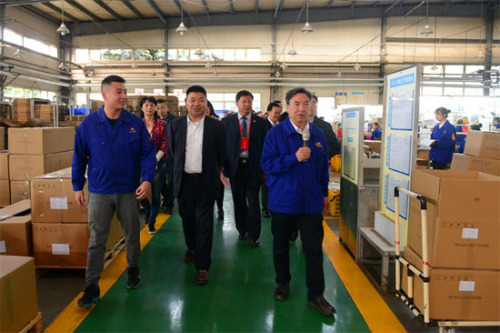 考察團(tuán)一行在川環(huán)科技公司參觀考察