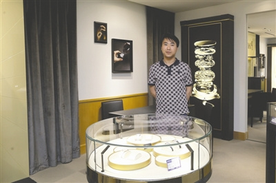 中國僑網(wǎng)成都亨得利鐘表店,80后副總經(jīng)理張里 成都商報記者 張建 攝