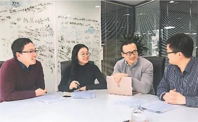 中國僑網(wǎng)阮安邦(右二)在中關(guān)村與團(tuán)隊成員一同討論創(chuàng)業(yè)園區(qū)相關(guān)政策和公司未來發(fā)展方向。(圖片由受訪者提供)