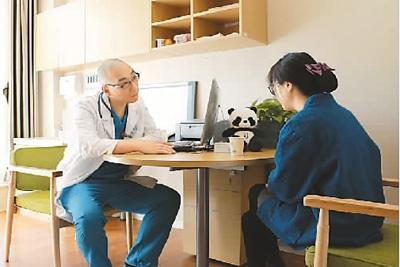 中國(guó)僑網(wǎng)朱海鵬(左)與工作人員模擬治療產(chǎn)后抑郁癥患者 宋滟鞠攝