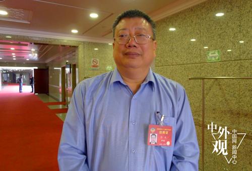 中國(guó)僑網(wǎng)全國(guó)政協(xié)常委、廣東省僑聯(lián)副主席李崴接受中國(guó)網(wǎng)記者采訪。中國(guó)網(wǎng) 李智/攝