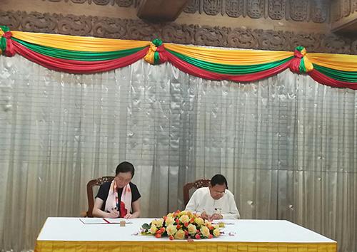 中國僑網(wǎng)黃英副主任簽署備忘錄