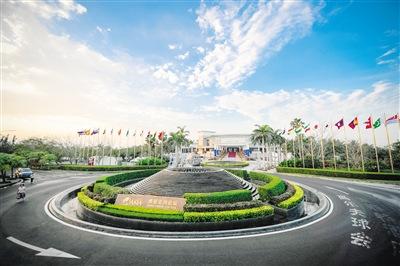 中國(guó)僑網(wǎng)圖為博鰲亞洲論壇國(guó)際會(huì)議中心外景。本報(bào)記者 袁琛 攝