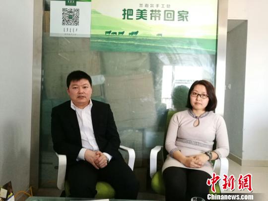 中國僑網(wǎng)海歸布仁夫婦接受記者采訪 李愛平 攝