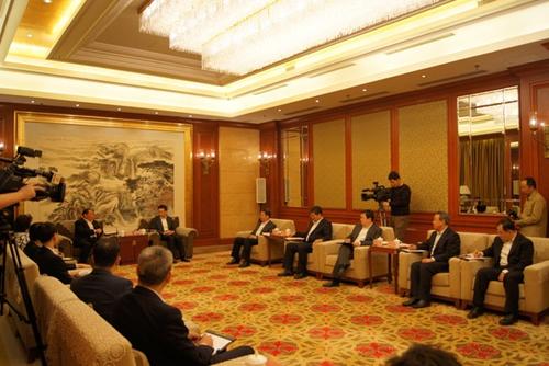 中國(guó)僑網(wǎng)圖為濰坊市委副書(shū)記李寬端與新加坡金鷹集團(tuán)主席陳江和進(jìn)行會(huì)談。(圖片來(lái)源:山東省僑聯(lián)網(wǎng)站)