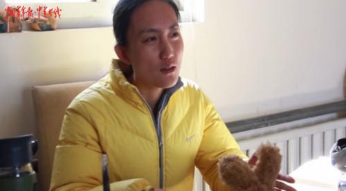 中國(guó)僑網(wǎng)80后女博士石嫣 來(lái)源:中青在線視頻截圖