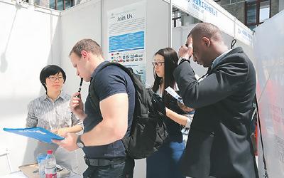 中國僑網(wǎng)圖為第三屆來華留學人才招聘會現(xiàn)場