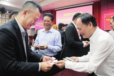 中國(guó)僑網(wǎng)美國(guó)香港總商會(huì)訪問(wèn)團(tuán)與僑商智庫(kù)相關(guān)負(fù)責(zé)人交流。深圳僑報(bào)記者 柯東波 攝