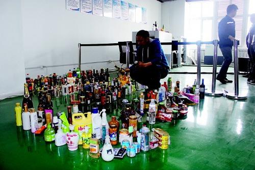 中國僑網(wǎng)王迅和用作實驗的部分液體產(chǎn)品。