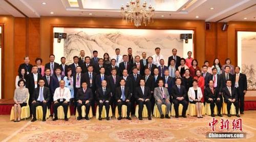 中國僑網(wǎng)6月9日,參加第十五屆東盟華商會的與會人員合影。中新社記者 任東 攝
