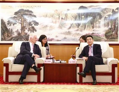 中國(guó)僑網(wǎng)龍崗區(qū)委書記高自民(右)與奧托·席利博士(左)交談。深圳僑報(bào)記者 鐘致棠 攝