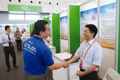 中國僑網(wǎng)華博會上嘉賓們積極尋商機(jī) 記者 賈成龍 攝