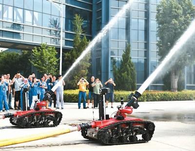 中國僑網(wǎng)圖為中信重工研發(fā)的防爆消防偵察機(jī)器人正在演練“技能”。