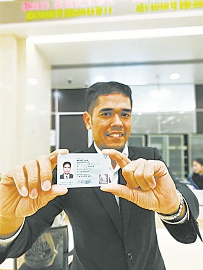 中國(guó)僑網(wǎng)丁卡特向記者展示許可證。 (周瓊 攝)