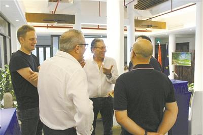 中國(guó)僑網(wǎng)圖為主題沙龍現(xiàn)場(chǎng)。(周瓊 攝)