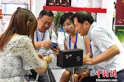 中國僑網(wǎng)第三屆僑交會正在深圳舉行,吸引來自27個國家和地區(qū)的615家參展商參展 陳驥旻 攝