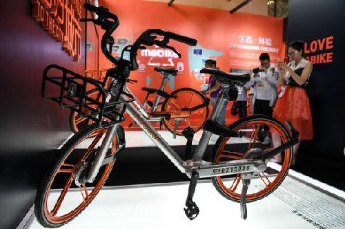 中國(guó)僑網(wǎng)6月29日,觀眾在第二十一屆中國(guó)國(guó)際軟件博覽會(huì)上的摩拜單車展區(qū)參觀。(新華社)